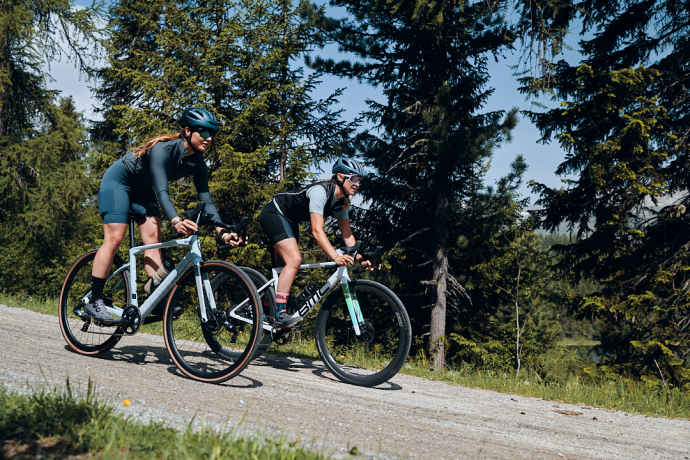 Gravelbikerinnen unterwegs im Engadin