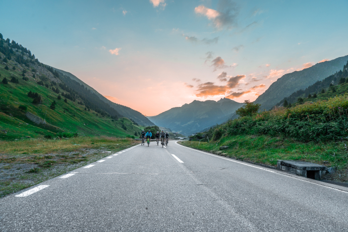 Radfahrer auf der autofreien Passstrasse am Lukmanierpass