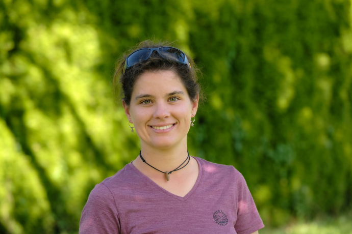 Seraina von Planta mit freundlichem Lächeln, Sonnenbrille auf dem Kopf (© Seraina von Planta)