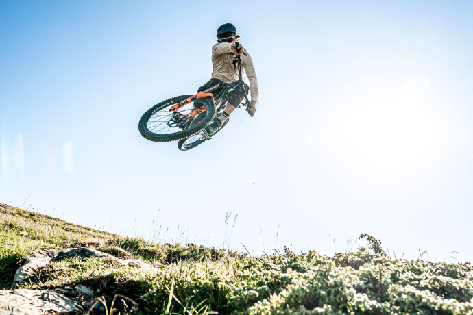 Mountainbiker zeigt einen Trick in Flims.