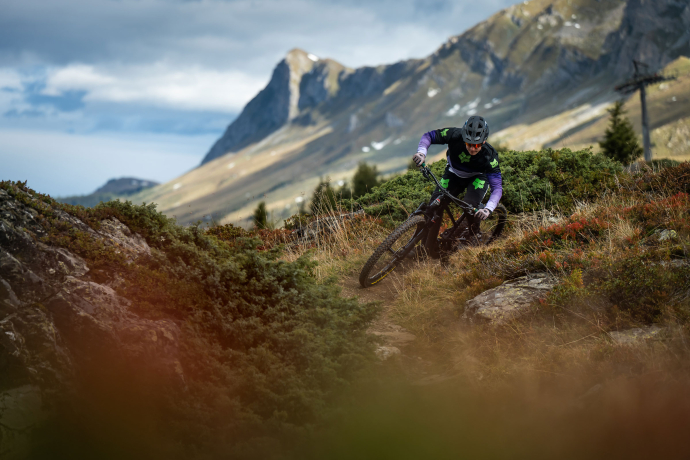 Mountainbiker im Trail auf der Lenzerheide.