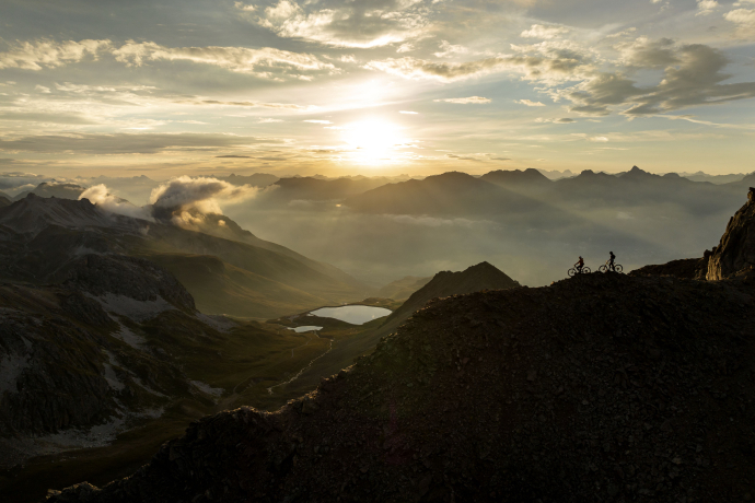 Zwei Bikende im Engadin mit Abendstimmung.