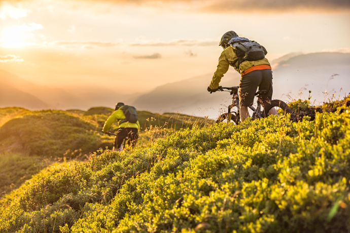 2 Biker*innen auf der Trans Surselva Bike Tour.
