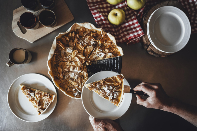 Frisch gebackener Apfelkuchen – ein Genuss wie bei der Nonna (Foto: © Tina Gerber) Ein Stück Apfelkuchen wird auf einem Teller serviert