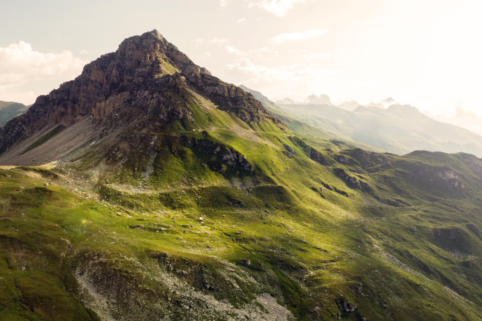 Evening atmosphere on the Valserberg with a view of the green mountain landscape (Photo: © Marco Hartmann) Green Valserberg with a striking summit in evening light