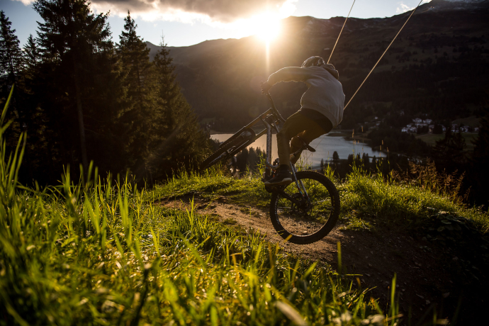 Biker*in im Trail Lenzerheide.