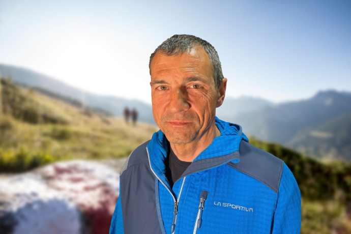 Porträt von Wanderleiter Marc Steiner vor alpiner Kulisse