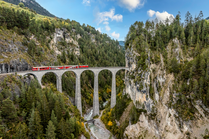 Le viaduc-shuttle sur le viaduc de Landwasser (Photo : © Chemins de fer rhétiques / Andrea Badrutt) Le viaduc de la Rhätische Bahn sur le viaduc de Landwasser au milieu des montagnes à Filisur