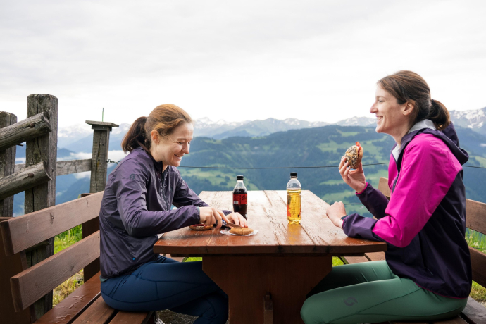 Gäste im Bergbeizli Valcaus im Prättigau