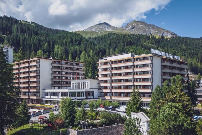 Mountain Plaza Hotel Davos mit Blick auf die umliegenden Berge