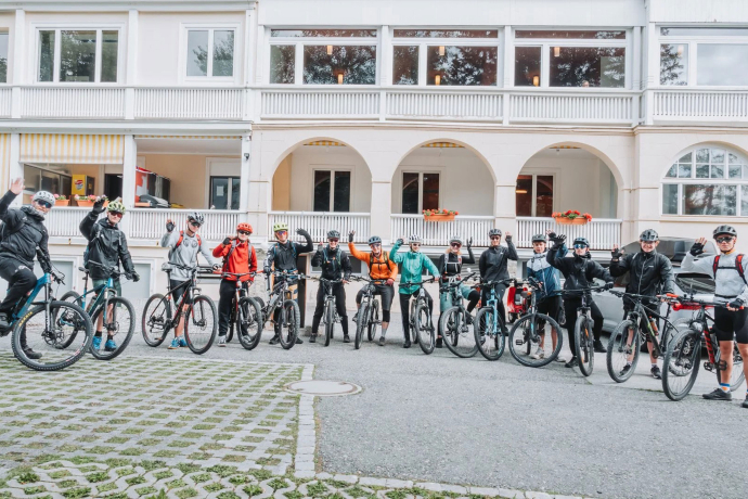 Gruppe von Mountainbiker*innen vor einem Gebäude in Davos.