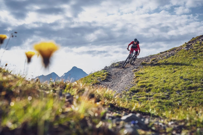 Mountainbiker auf dem Trail in Davos Klosters.