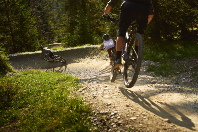 Biker*innen im Flowtrail Flims Laax.