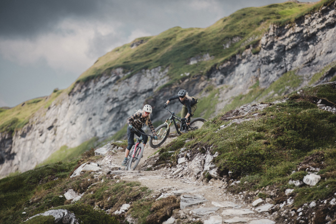 2 Biker*innen auf einem Bike Trail in Flims Laax.