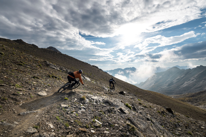 2 Biker*innen auf dem Top to Bottom Trail.