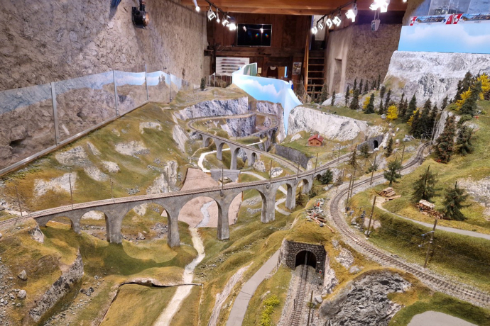 Dans le musée local de Bergün, les visiteurs peuvent découvrir le monde miniature de la Rhaetian Railway avec le viaduc de Landwasser et d’autres points forts (photo : Rhaetian Railway) Modèle de chemin de fer détaillé avec viaducs et tunnels au Musée régional de Bergün