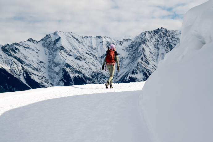 Person auf der Winterweitwanderung Via Mundaun