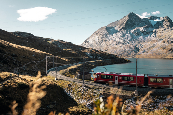 Die Rhätische Bahn am Lago Bianco – eine der spektakulärsten Passagen der Berninalinie, auf über 2200 Metern über Meer (Foto: © Schweiz Tourismus / André Meier) Regionalzug der Rhätischen Bahn am Ufer des Lago Bianco auf der Berninalinie