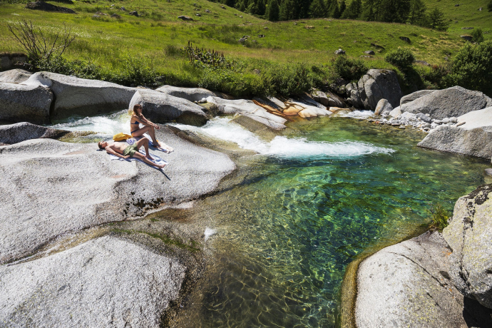 Baden im Naturbecken am Rhein bei Disentis