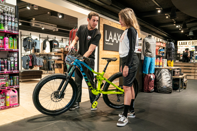 Beratung im Bikeshop LAAX Rental mit Mountainbike und Zubehör