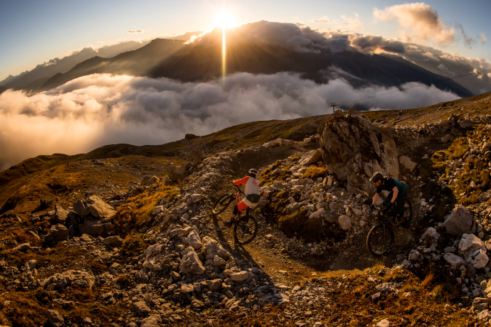 Mountainbiker auf Trail im Sonnenuntergang im Bike Kingdom Lenzerheide
