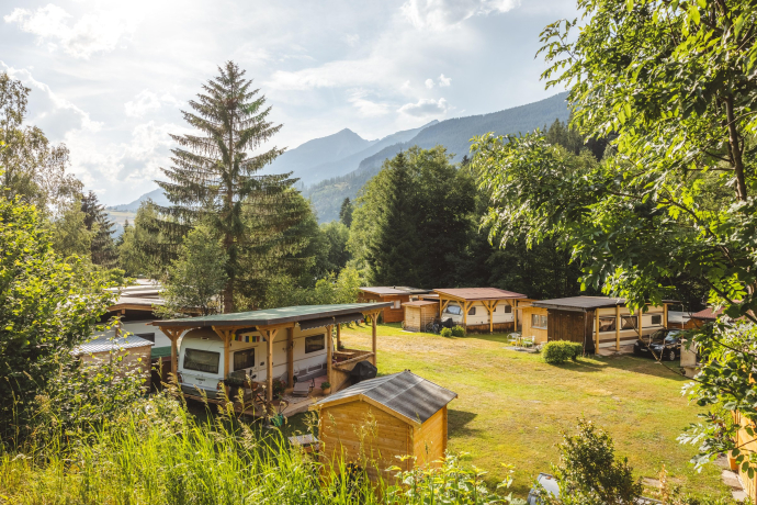 Camping Islas in Filisur mit Stellplätzen für Wohnmobile und viel Grün