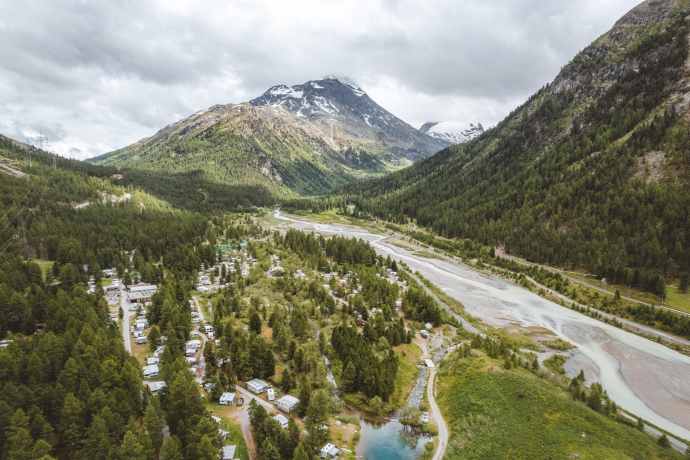 Camping Morteratsch in Pontresina zwischen Wald und Gletscherfluss