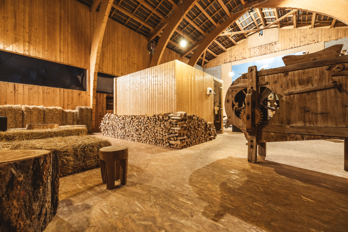 Entspannung pur auf dem Camping Muglin in Müstair: Sauna und Ruhebereich im ehemaligen Heustock (Foto: © Roman Huber) Wellnessoase mit Sauna auf dem Camping Muglin in Müstair mit rustikalem Holzdesign und Sitzgelegenheiten aus Strohballen