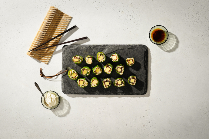 Alpen-Sushi arrangiert auf einer Steinplatte