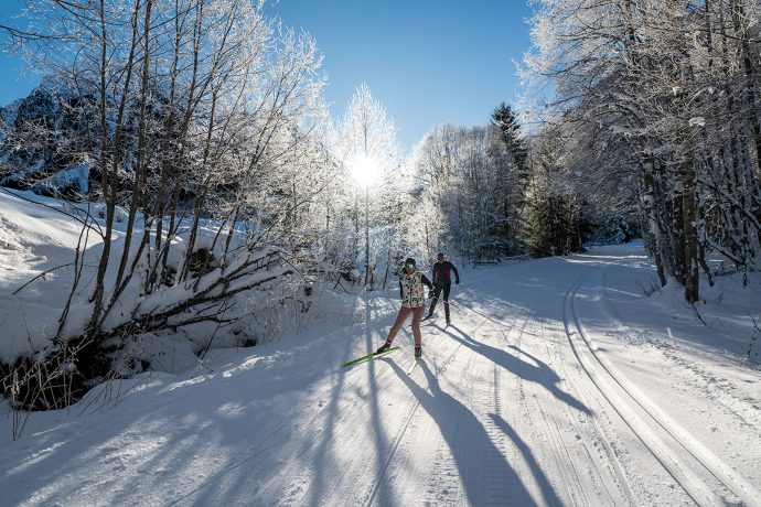 Garfiuner Loipe in Klosters (Foto: © GRF, Filip Zuan) Langlaufende auf der Loipe die durch einen Winterwald führt