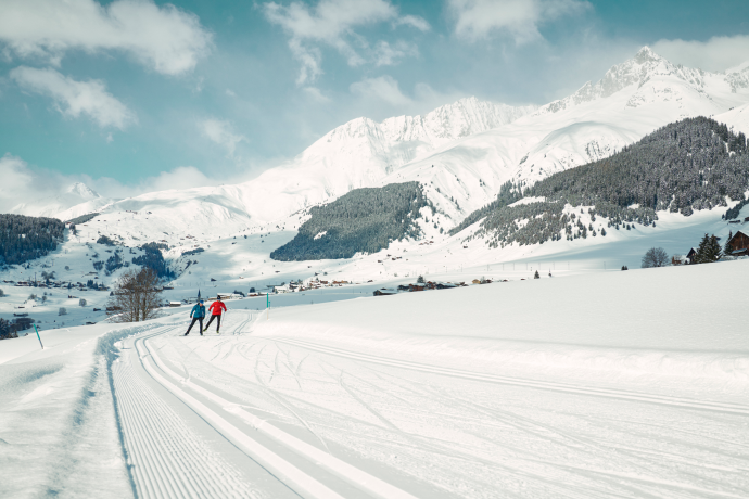 Die Loipe in Sedrun bietet ein stetes Auf und Ab (Foto: © GRF, Schweiz Tourismus) Zwei Langlaufende auf der Langlaufloipe