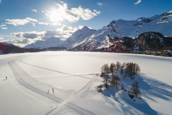 Winterwunderland (Foto: © GRF, Filip Zuan) Ausblick auf eine Winterlandschaft mit einer Langlaufloipe