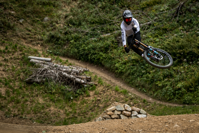 Mountainbiker springt dynamisch über ein Double auf der Freeride-Strecke PRIMEline im Bike Kingdom Park Lenzerheide
