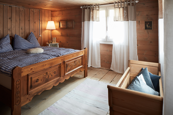 Schlafzimmer im Nostalgie-B&B Chrämerhus in Curaglia (Foto: © Daniela Kienzler) Schlafzimmer im Nostalgie-B&B Chrämerhus in Curaglia