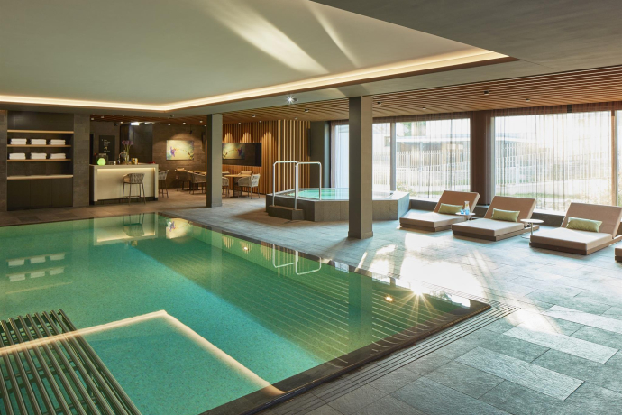 Wellnessbereich im Hard Rock Hotel Davos – stilvolles Ambiente mit Pool, Whirlpool und gemütlichen Ruheliegen (Foto: © Hard Rock Hotel Davos) Moderner Wellnessbereich mit Pool, Whirlpool und Ruheliegen im Hard Rock Hotel Davos