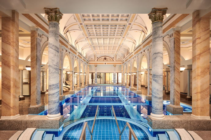 Construit au XIXe siècle, l'Helenabad du Grand Resort Bad Ragaz propose des bassins d'eau thermale luxueux dans un cadre historique (Photo : © Grand Resort Bad Ragaz) Les bains historiques Helenabad du Grand Resort Bad Ragaz, avec leurs colonnes de marbre et leurs bassins d'eau thermale.