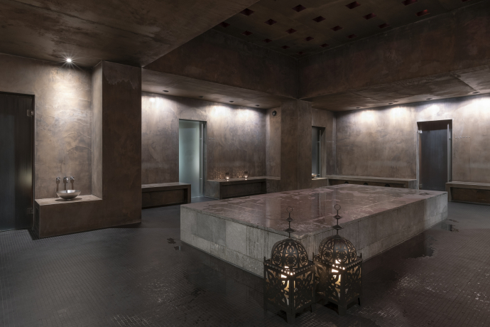 Hammam à l'hôtel Schweizerhof Lenzerheide – ambiance orientale pour des cérémonies relaxantes autour de la chaleur (Photo : © Dolores Rupa) Hammam à l'hôtel Schweizerhof Lenzerheide avec bloc de pierre central et lanternes orientales