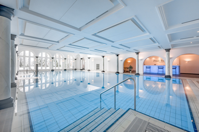 Piscine intérieure du Relais & Châteaux Chasa Montana à Samnaun (Photo : ©Relais & Châteaux Chasa Montana) Piscine intérieure à l'architecture classique et élégante au Relais & Châteaux Chasa Montana à Samnaun