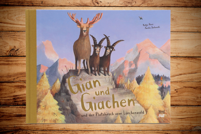 Buchcover des Kinderbuchs «Gian & Giachen und der Platzhirsch vom Lärchenwald»: Zwei Steinböcke stehen neben dem stolzen Hirsch Jori auf einem Felsen im herbstlichen Lärchenwald