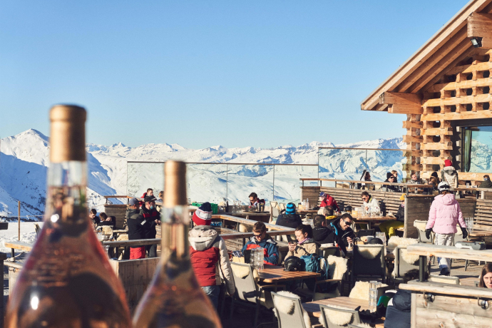 Motta Hütte Sonnenterrasse der Motta Hütte in Lenzerheide mit Gästen, Sonnenschein und Blick auf die Alpen