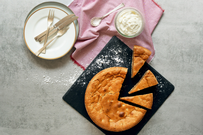 Traditionelle Bündner Kastanientorte mit saftiger Marroni-Füllung – Schweizer Dessert-Spezialität aus dem Val Bregaglia, angerichtet mit Rahm.