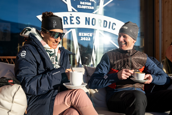 Im Langlaufzentrum Davos nach der Runde auf der Loipe gemütlich einkehren (Foto: © Filip Zuan) Langläufer im Loipencafé beim Langlaufzentrum Davos