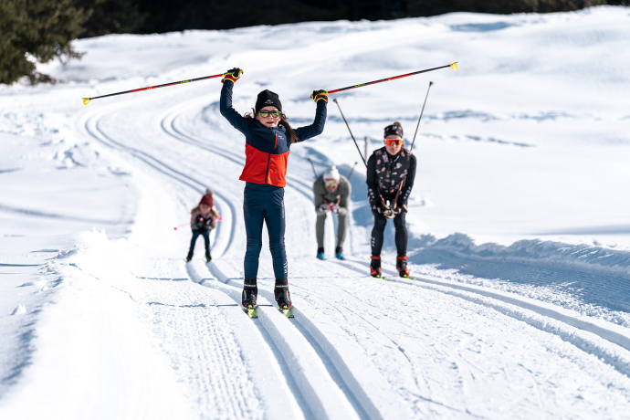 Langläufer auf der Loipe (Foto: © Flilip Zuan) Kinder auf der Langlaufloipe in Disentis Sedrun.