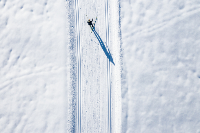 Langläufer auf der Loipe (Foto: © Mattias Nutt) Langläufe auf einer verschneiten winterlichen Loipe am langlaufen in Disentis Sedrun.