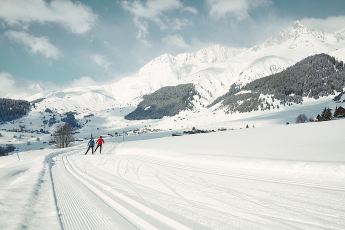 Langläufer auf der Loipe (Foto: © Schweiz Tourismus/Stefan Schlumpf) Zwei Langlaufende auf der präparierten Loipe in Disentis Sedrun.
