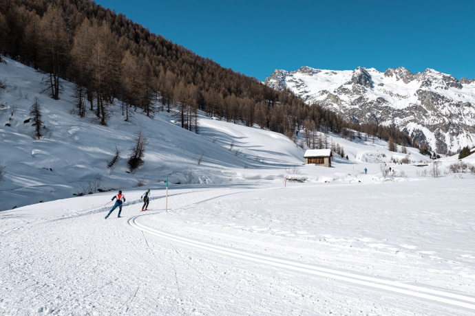 Zwei Langlaufende am skaten im Val Fex im Engadin Zwei Langlaufende am skaten im Val Fex im Engadin bei schönstem Wetter.