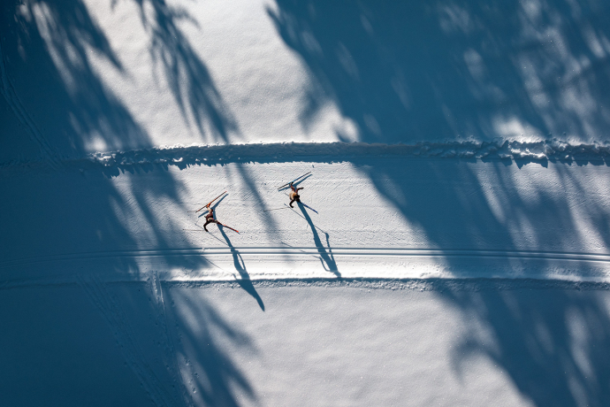 Langlaufloipe aus der Vogelperspektive Langlaufloipe aus der Vogelperspektive mit zwei Skatern im Bild.