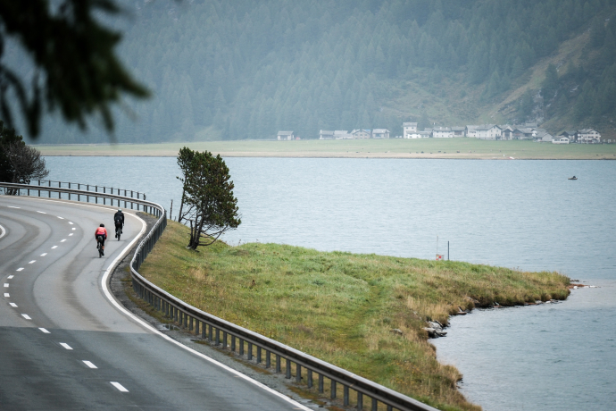 Gruppe von Rennradfahrerinnen an einem See im Engadin