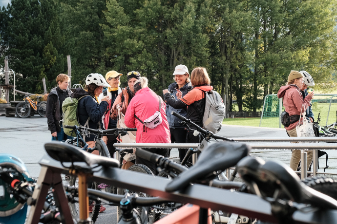 Frauen mit Velos im Gespräch bei einer Pause