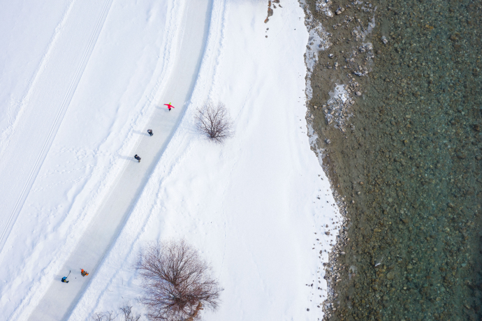 Three kilometres of pure skating pleasure between Madulain and Zuoz – on one of the most beautiful natural ice trails in the Engadin, everyday life feels far away (Photo: © Engadin Tourismus AG) Aerial view of the Ice Trail Madulain–Zuoz along the River Inn